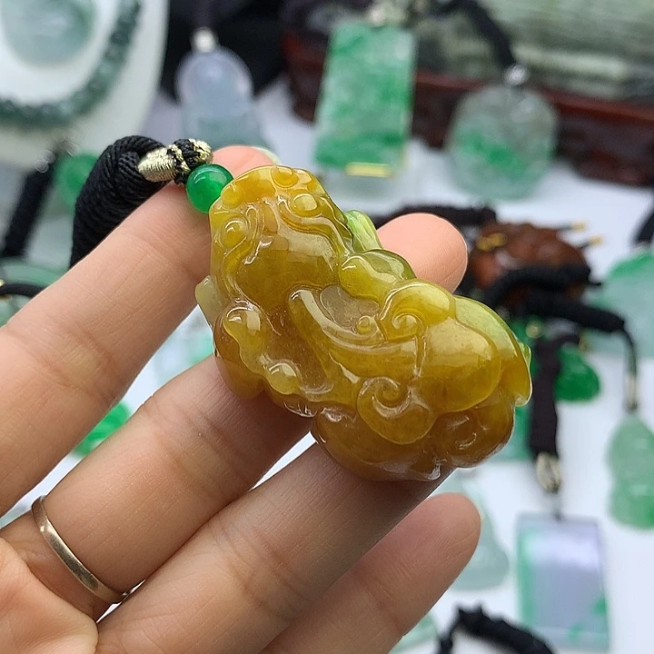 翡翠未镶嵌吊坠(赠链)