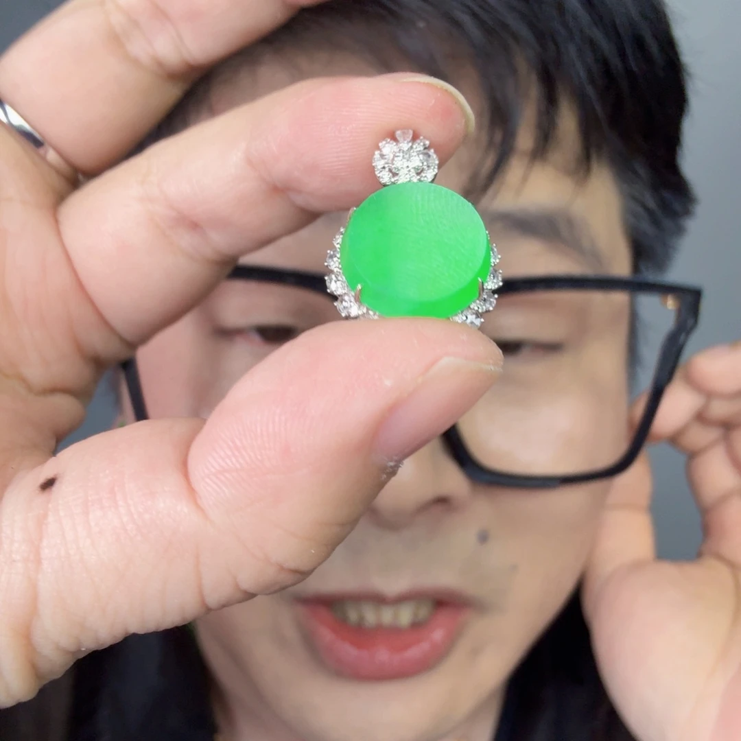 L***M翡翠18K金镶嵌颈饰一件