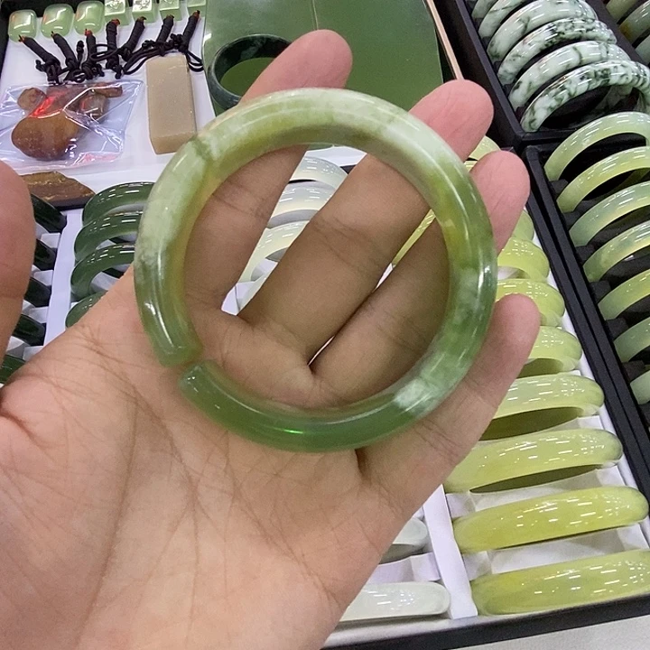 蛇纹石玉未镶嵌手镯