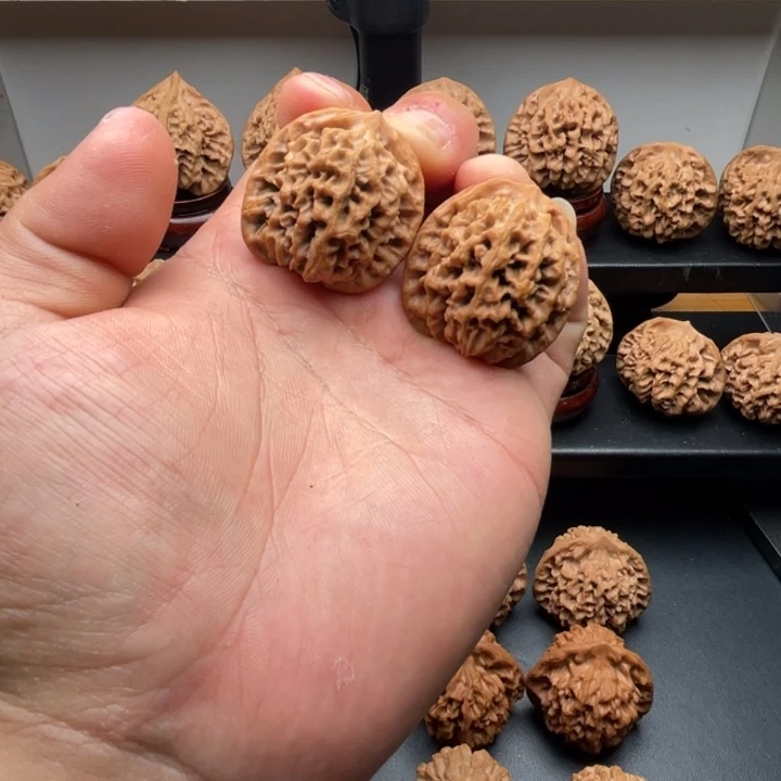 文玩核桃吊坠32.5尺寸