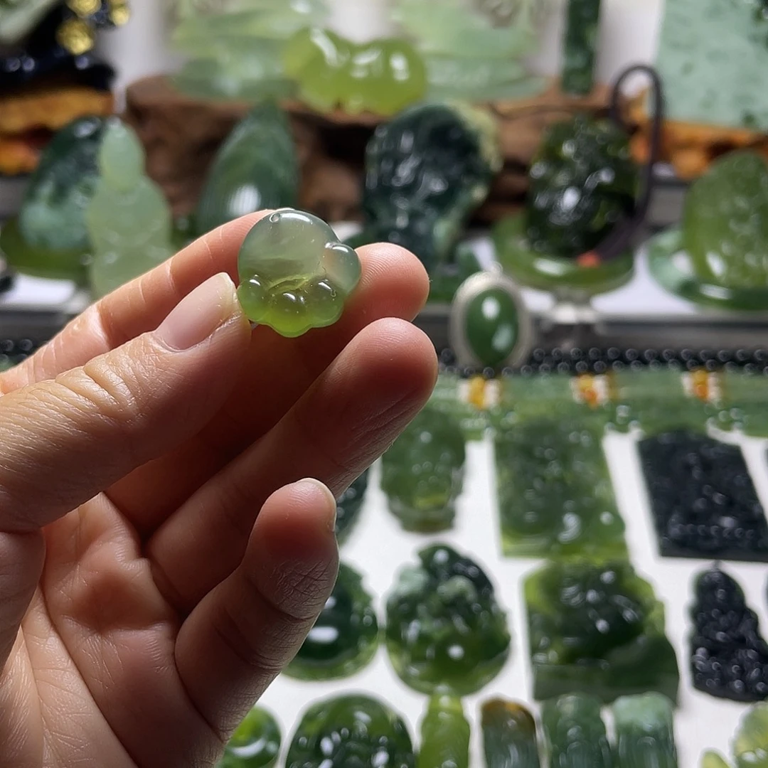 蛇纹石玉未镶嵌颈饰