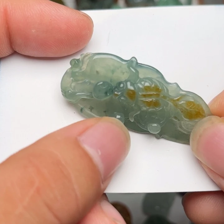 翡翠未镶嵌颈饰金鱼