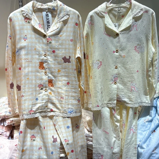 浅色居家服蕾丝翻领套装