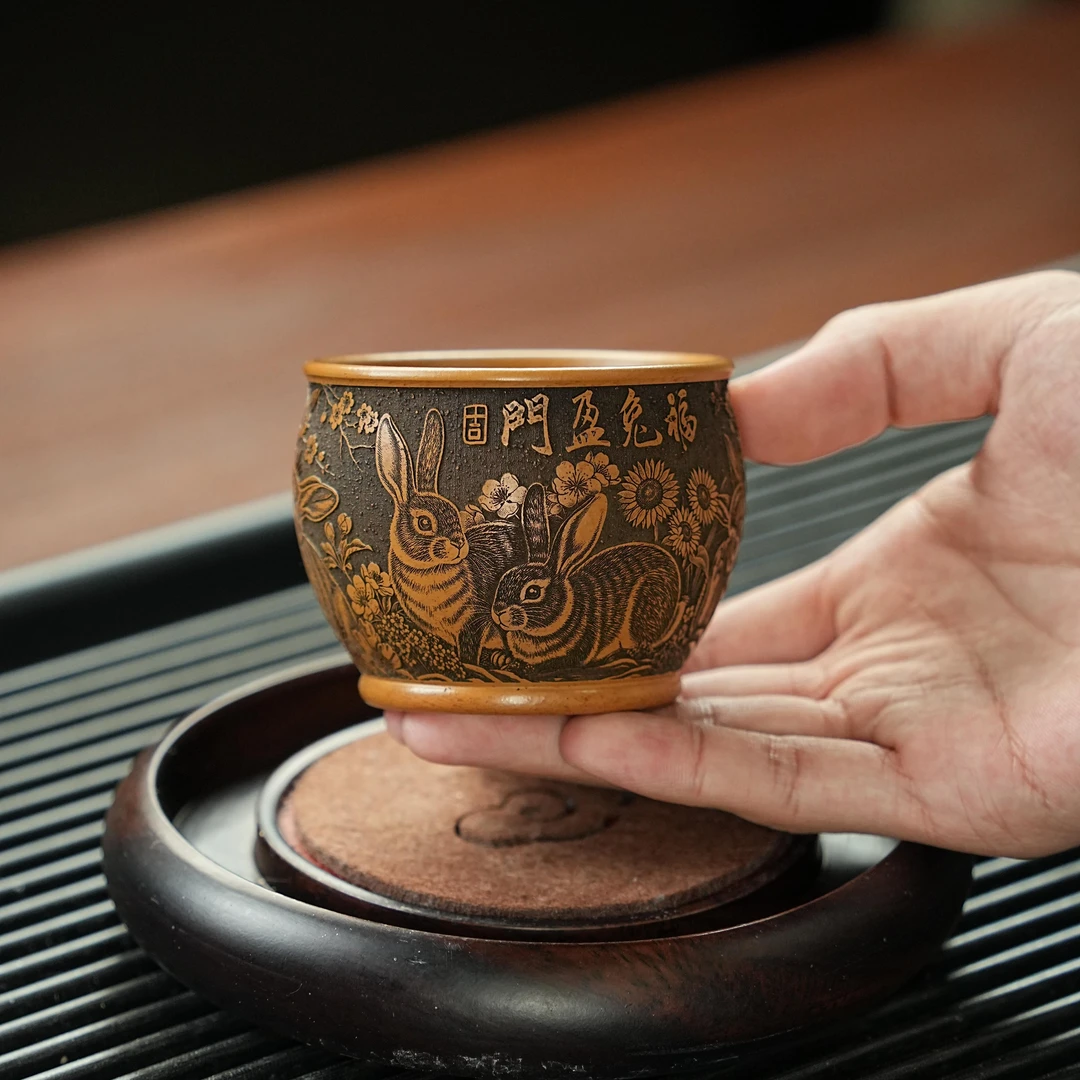 宜兴全手工紫砂茶具朱泥刻绘福兔盈门紫砂主人杯