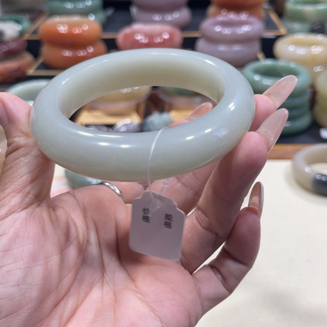 未镶嵌手镯石英岩玉