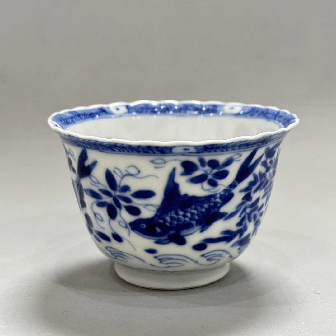 玉字款 青花鱼藻纹花口杯 口径6.5