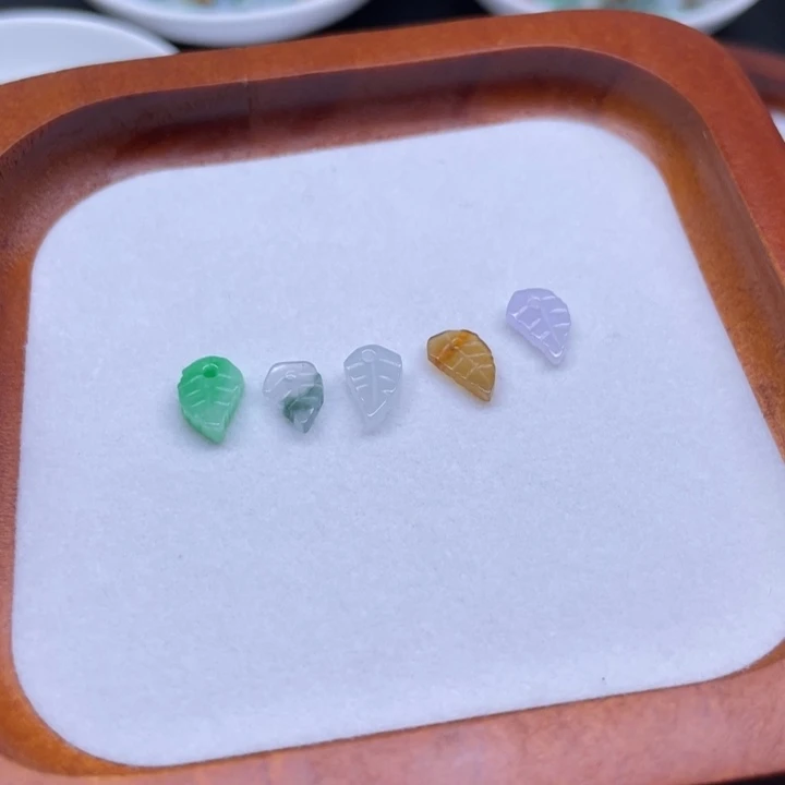 星***倾翡翠未镶嵌颈饰叶子