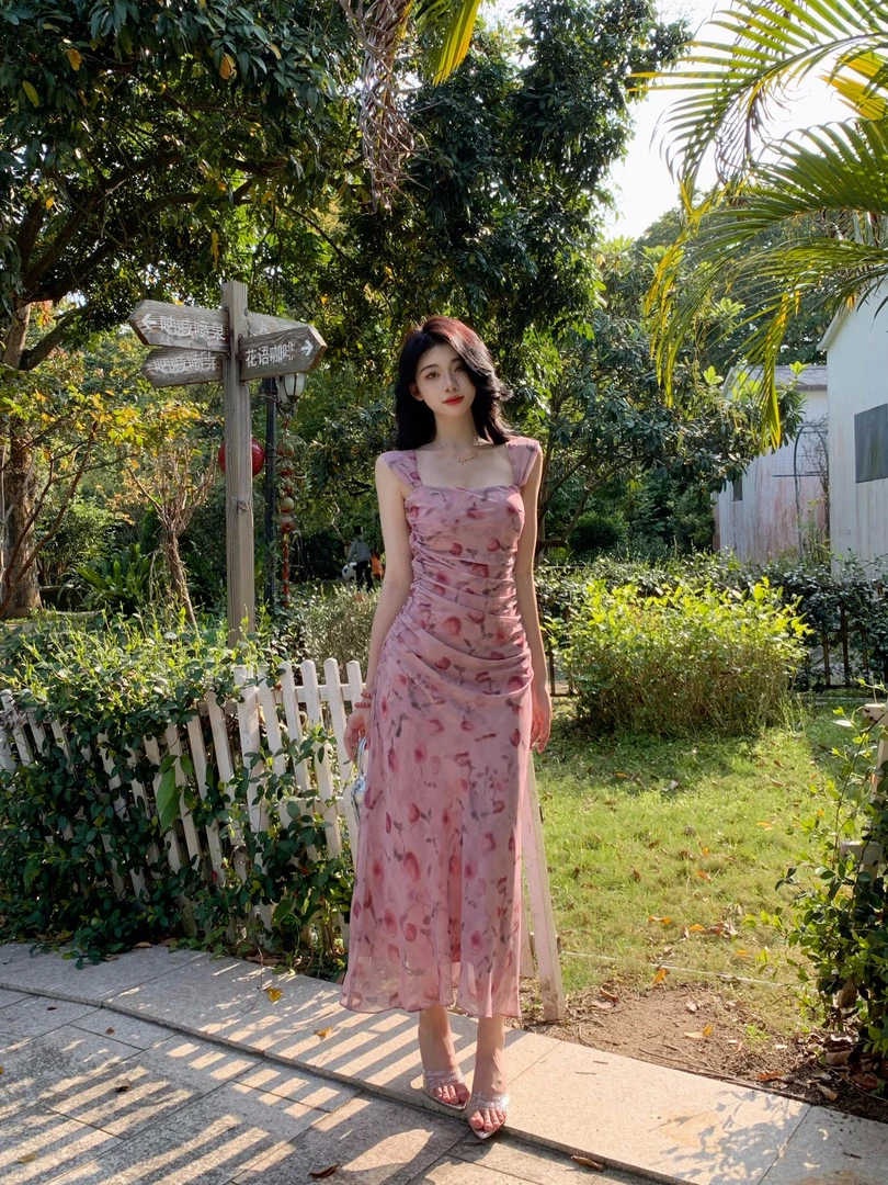粉色大码法式碎花吊带连衣裙子女夏季2025新款度假风收腰绝美长裙