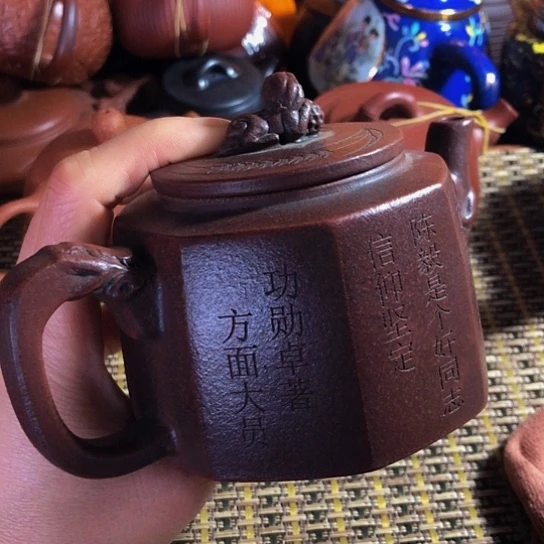 紫砂茶壶原矿泥料手工制作的紫砂壶。