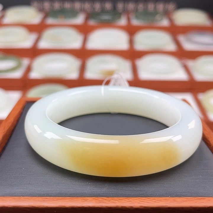 和田玉手镯未镶嵌糖白羊脂级别