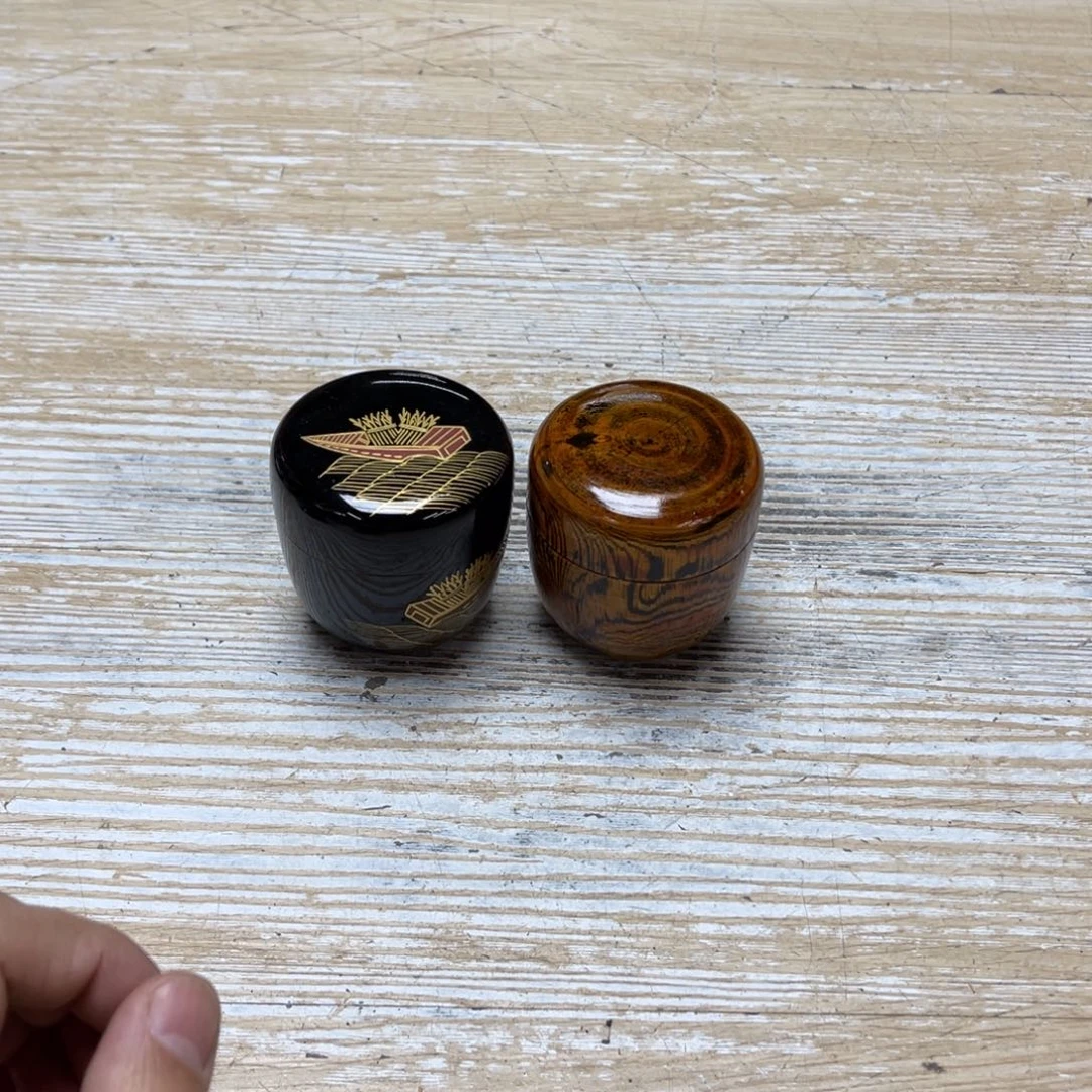 瓷片旧*堂密密麻麻地排列着一个