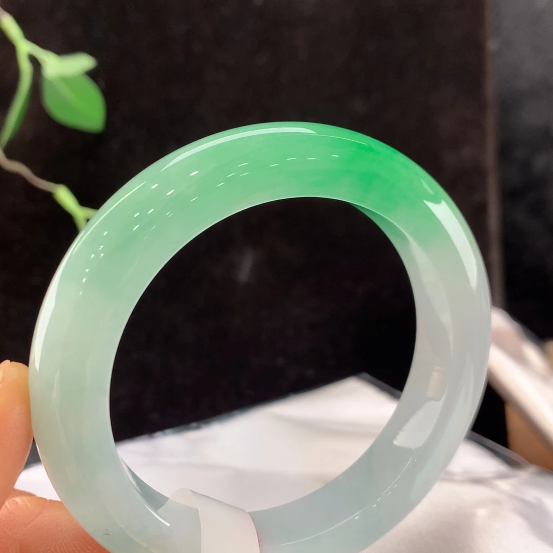 翡翠手镯未镶嵌熙总价78000。-0024