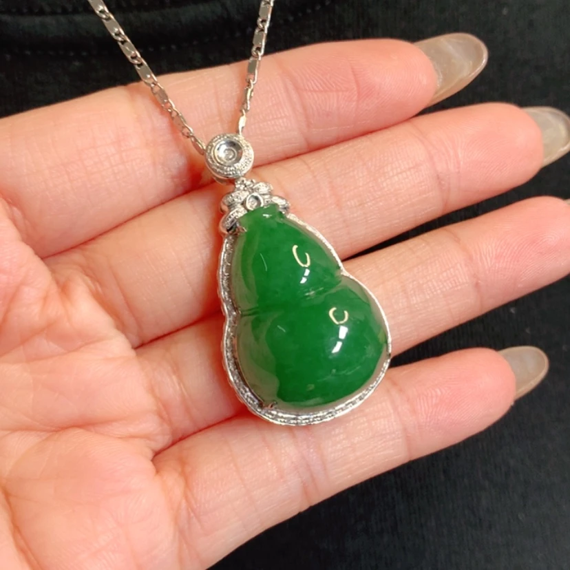 【闪购商品】颈饰18K金镶嵌翡翠葫芦