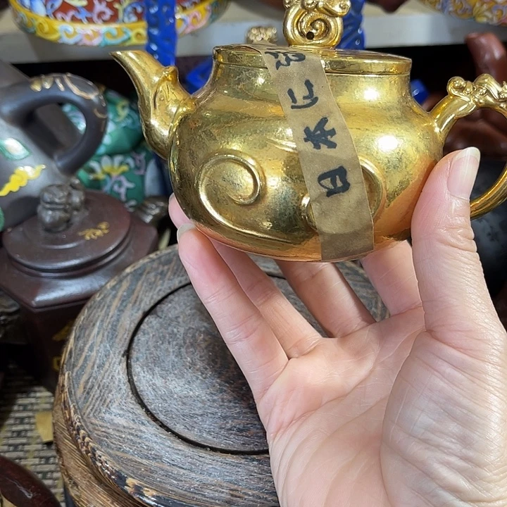 茶壶紫泥原矿泥料手工制作的一把紫砂壶。
