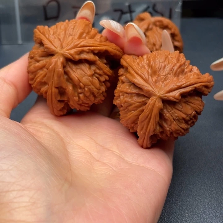 旧***³文玩核桃吊坠白狮子