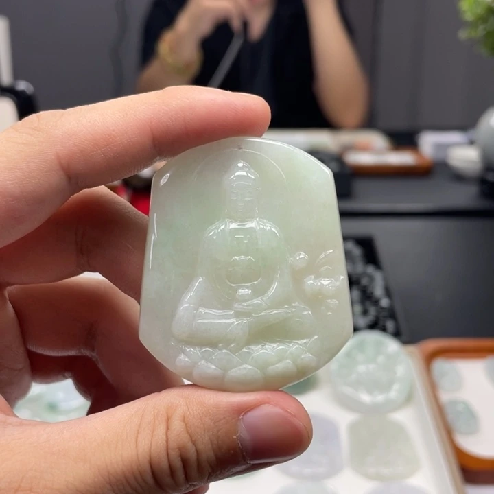 翡翠未镶嵌颈饰守护神