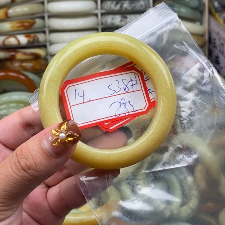 未镶嵌蛇纹石玉颈饰