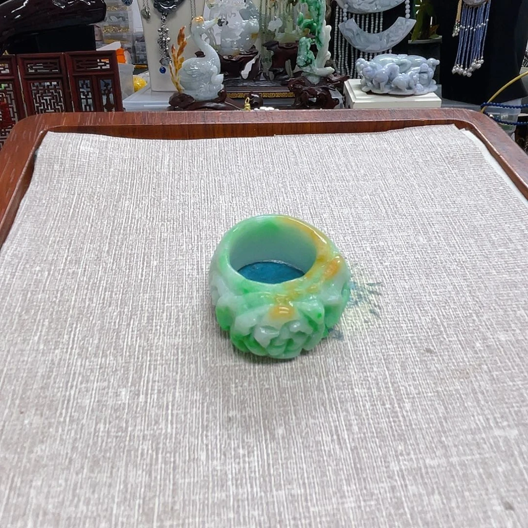 Q****翡翠未镶嵌颈饰戒圉