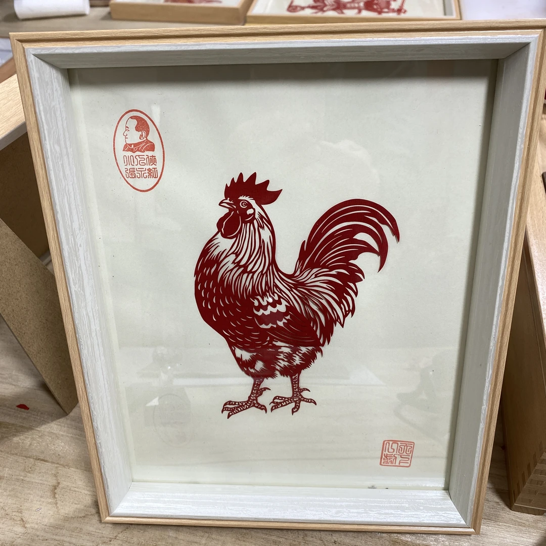 张永红老师手工剪纸作品大公鸡带框长29厘米宽22厘米