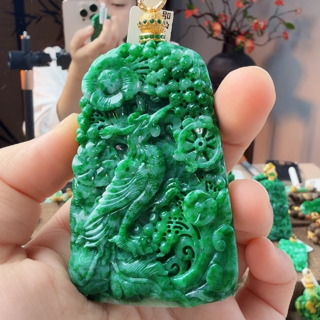 翡翠未镶嵌吊坠(赠链)