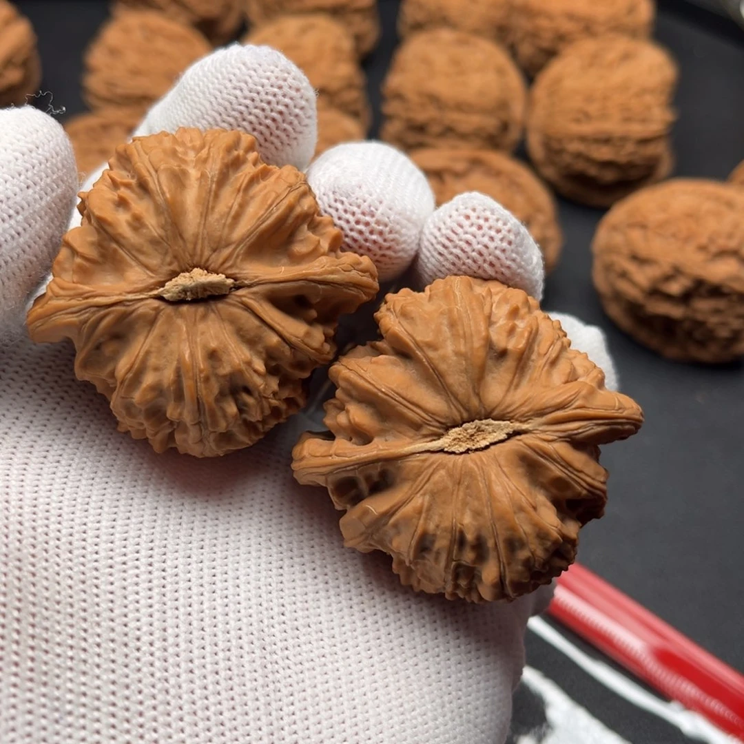 文玩核桃吊坠白狮子