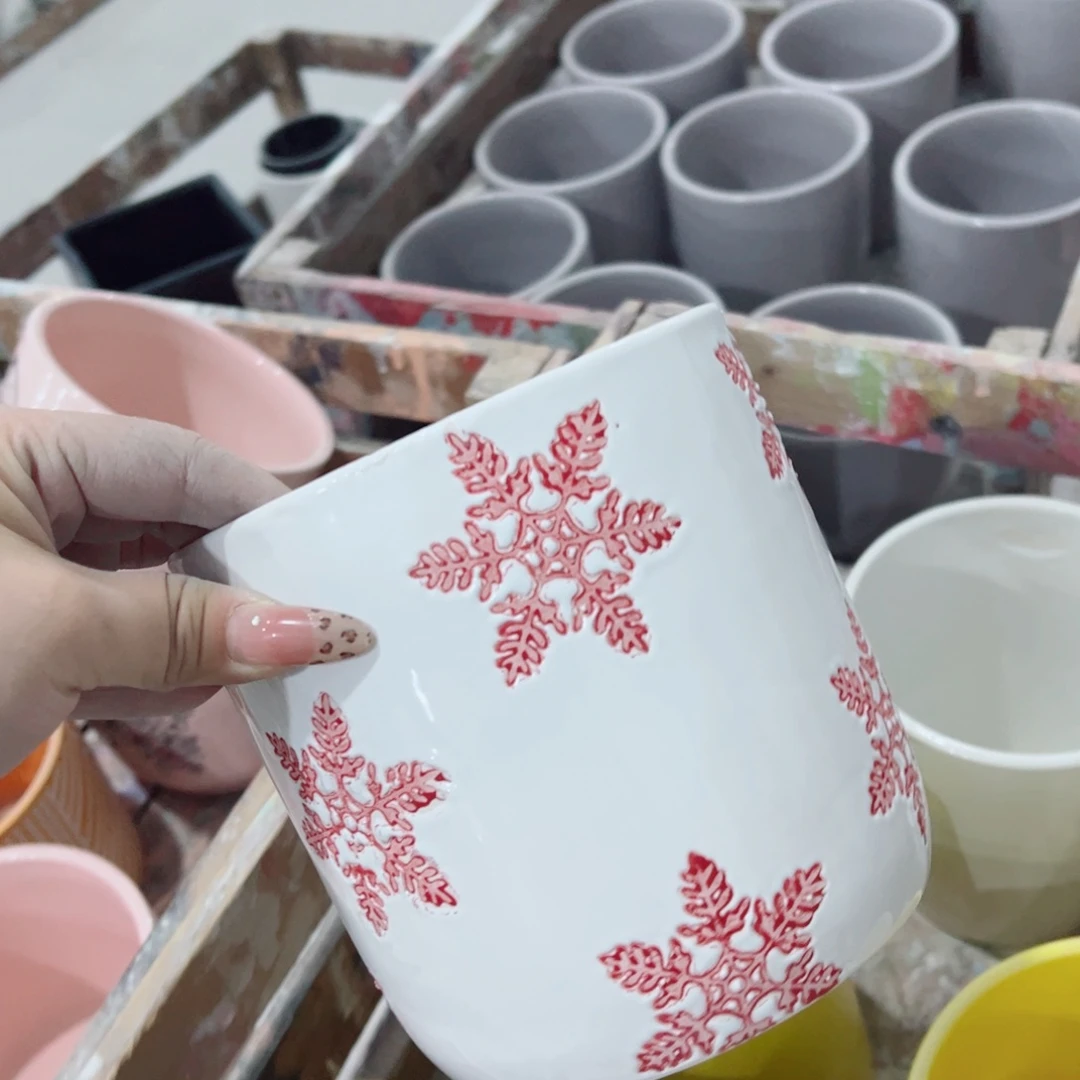 有孔，陶瓷花盆满10米包邮发货。