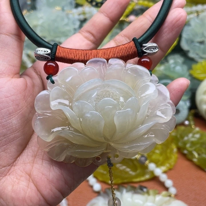 未镶嵌蛇纹石玉吊坠