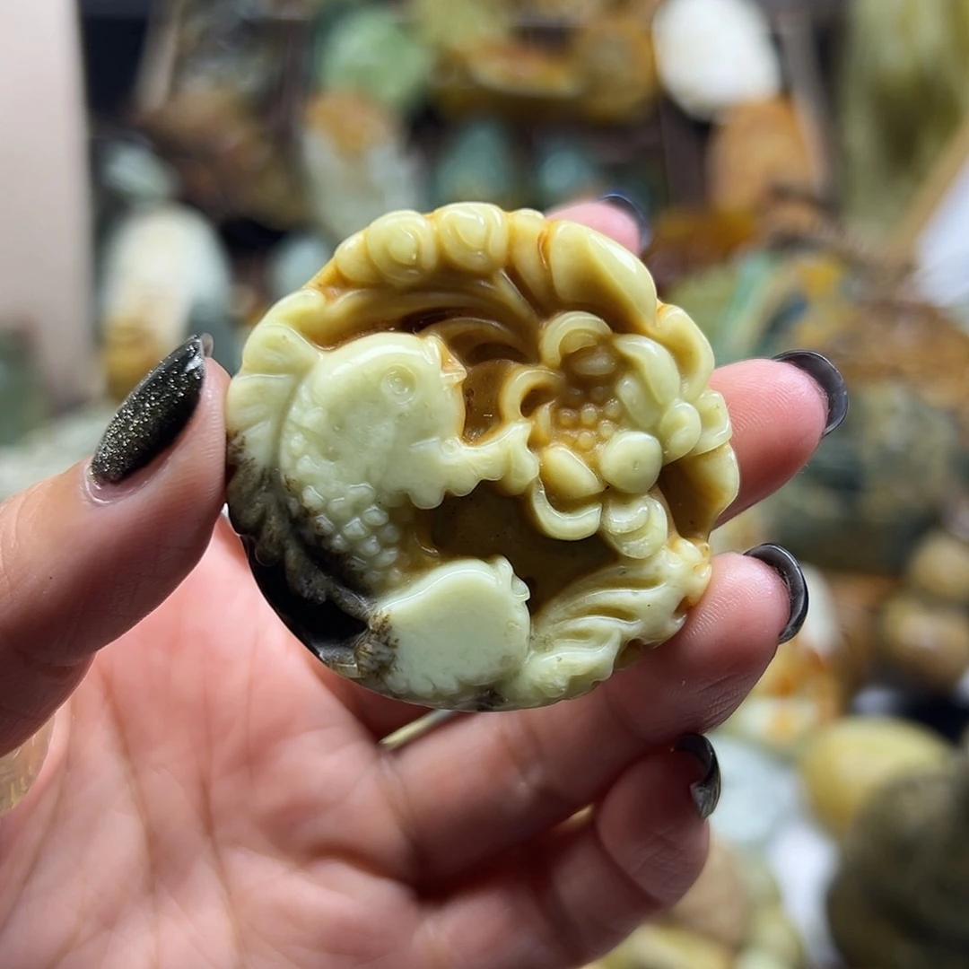 未镶嵌岫玉颈饰辽阳料双鱼莲花有个鱼没眼睛