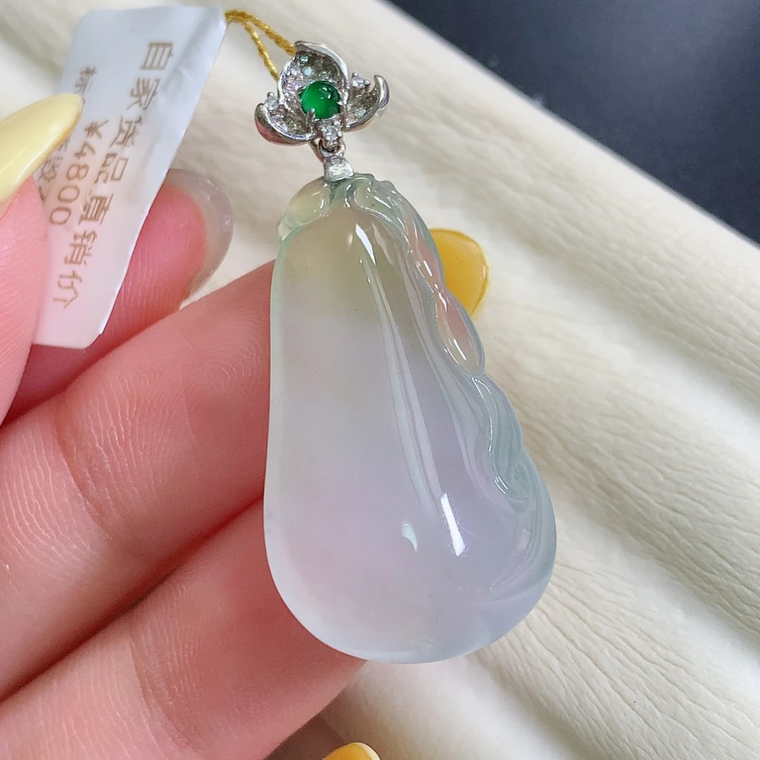 颈饰18K金镶嵌翡翠瓜