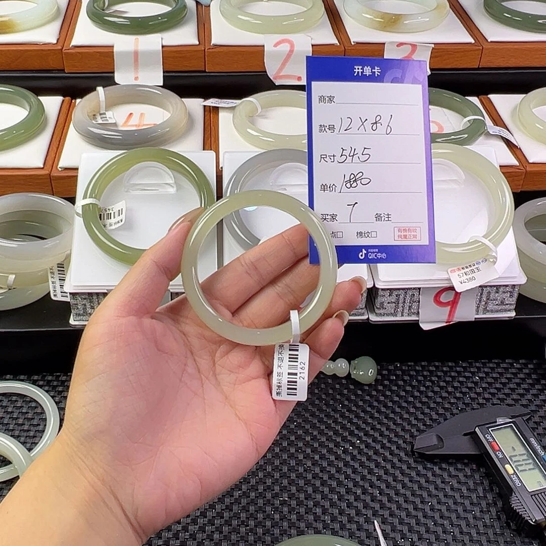 T****和田玉手镯未镶嵌