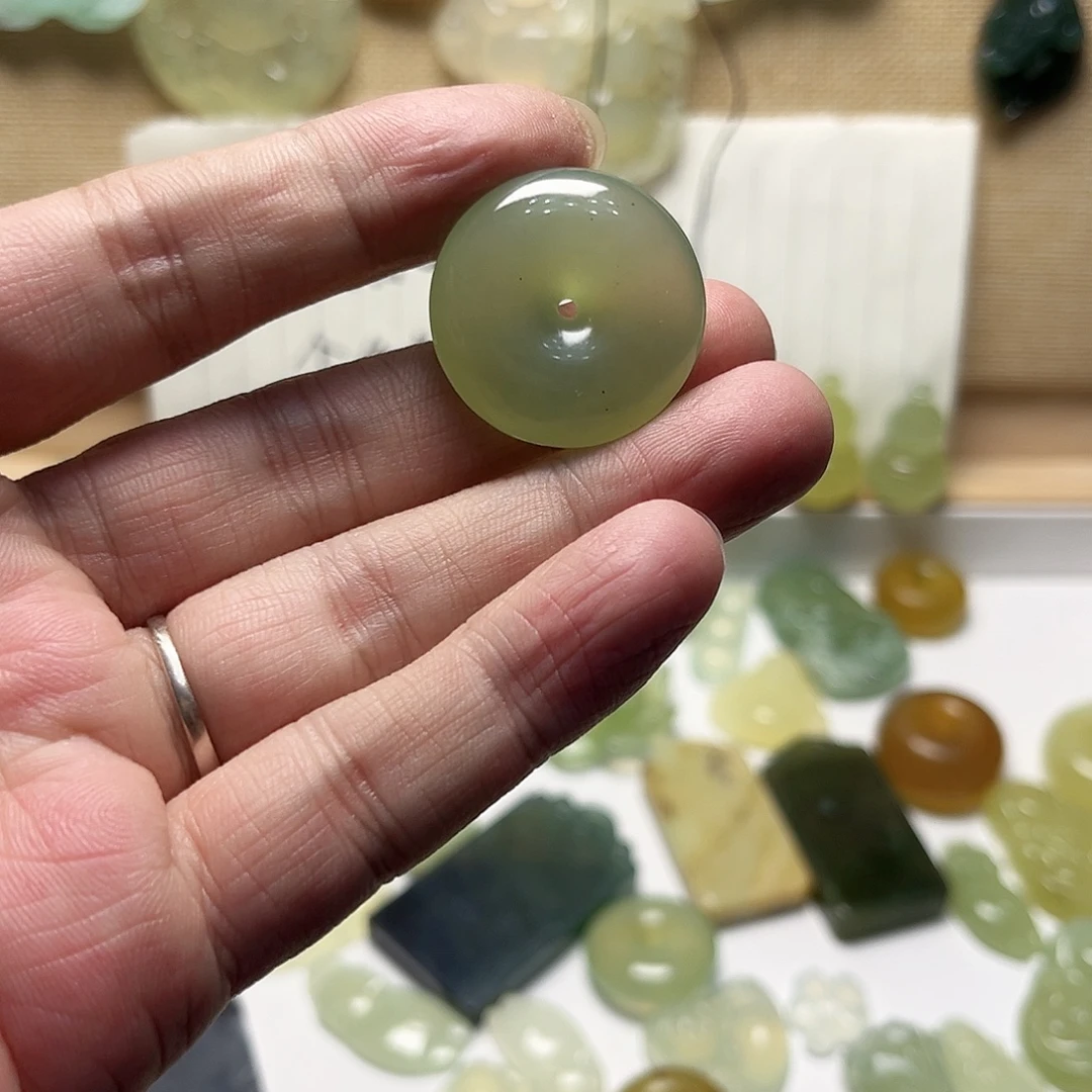 蛇纹石玉未镶嵌颈饰