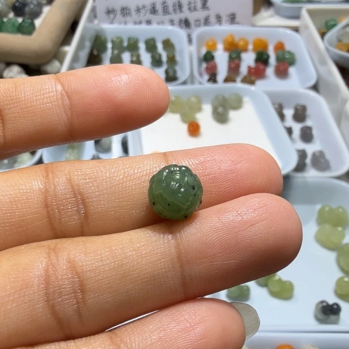 张***儿未镶嵌和田玉珠宝半成品