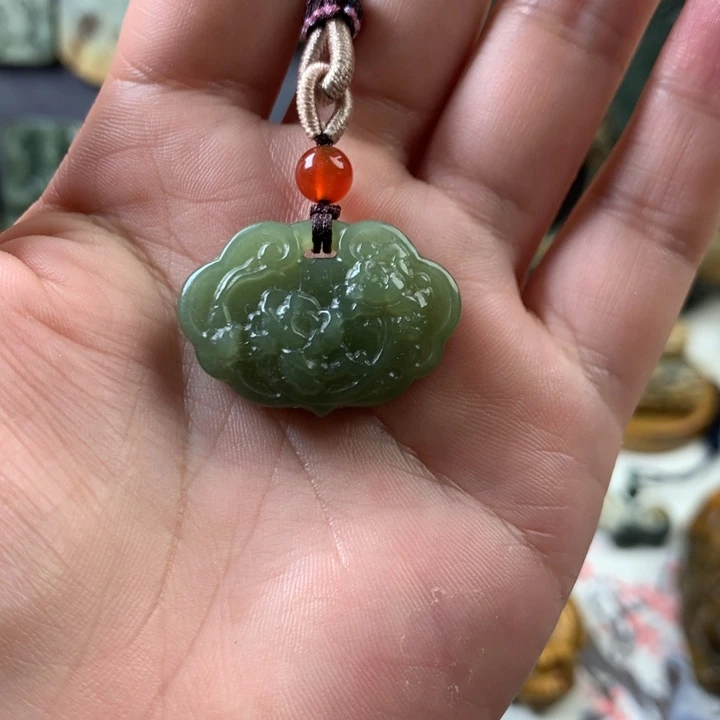 透闪石质玉未镶嵌颈饰