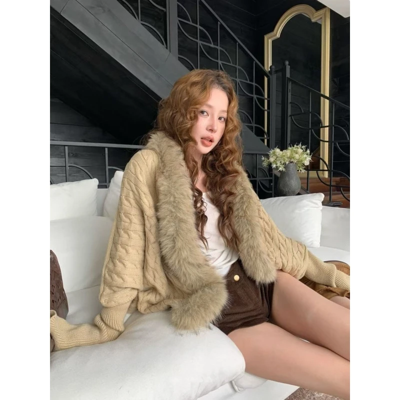 古早穿搭蝙蝠袖针织斗篷女秋冬季复古毛衣外套棕色不规则牛仔短裤