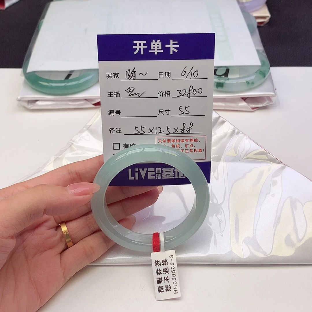 翡翠手镯未镶嵌盼***盼