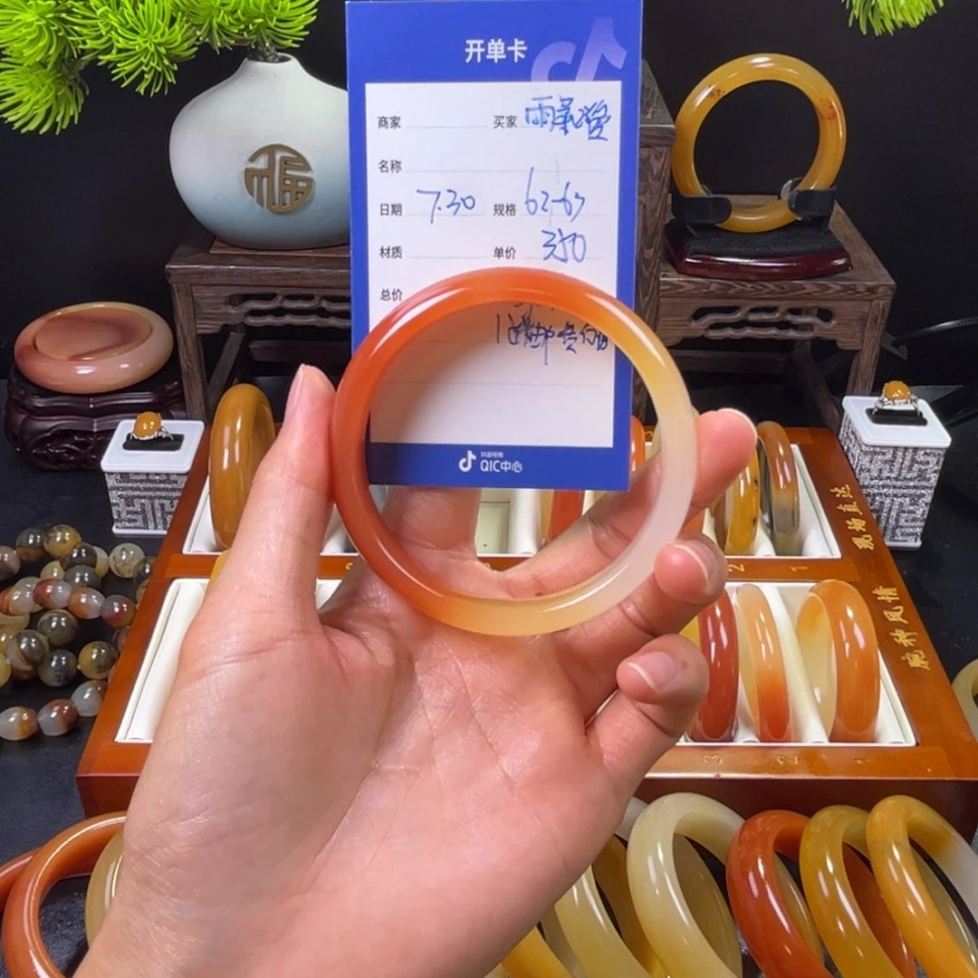 石英质玉手镯未镶嵌雨****?