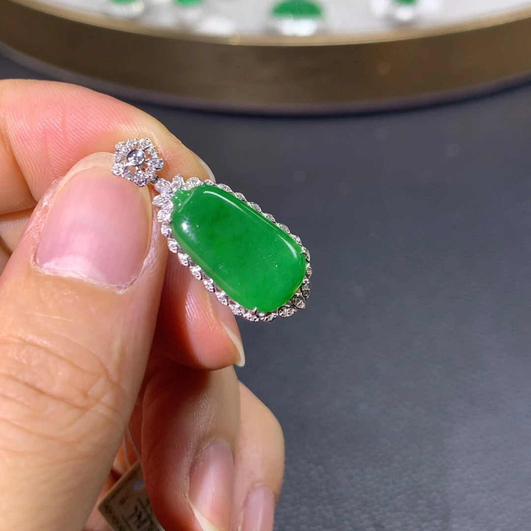 翡翠颈饰18K金镶嵌翡翠