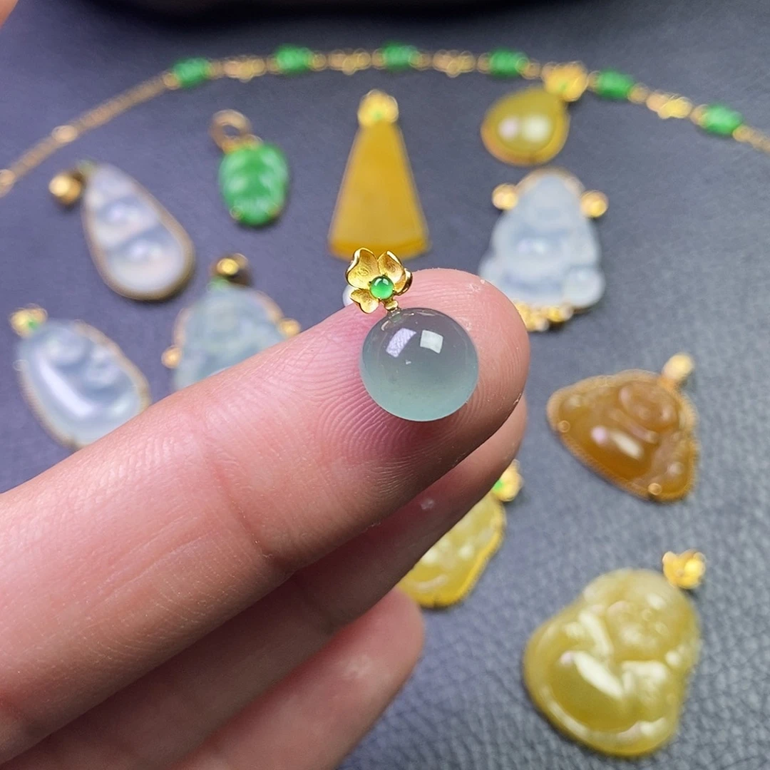 颈饰18K金镶嵌翡翠