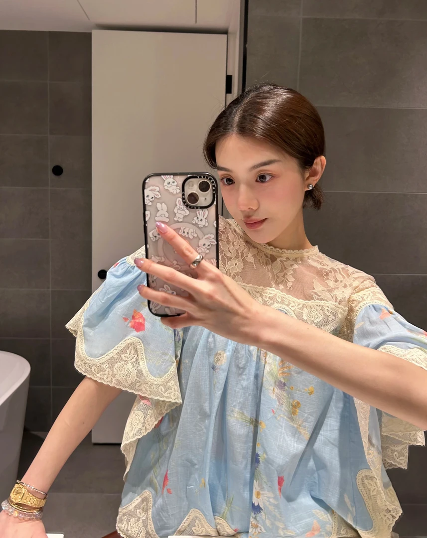 刺绣蕾丝花边荷叶袖上衣