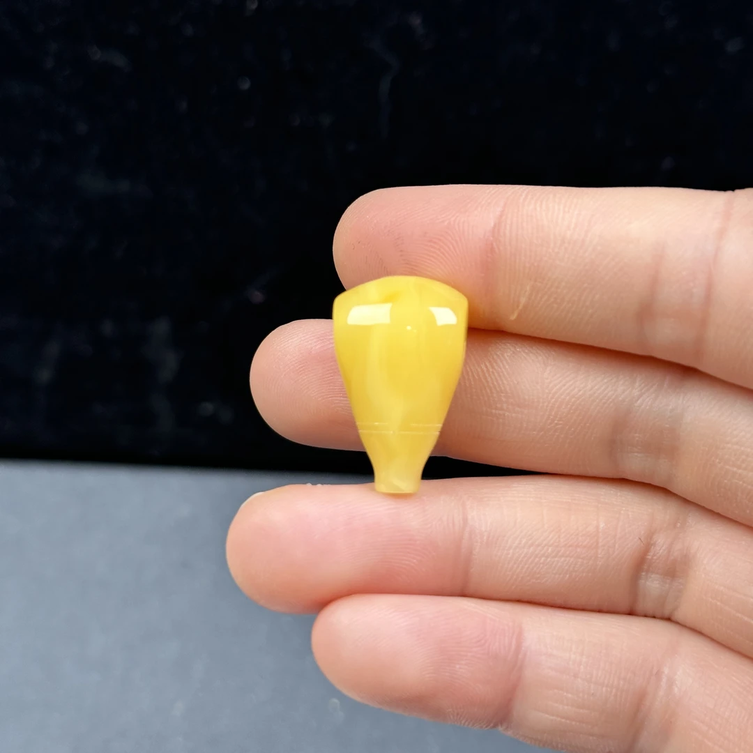 Y9185天然原矿蜜蜡 鸡油黄三通14x23mm2克支持复检假一罚四