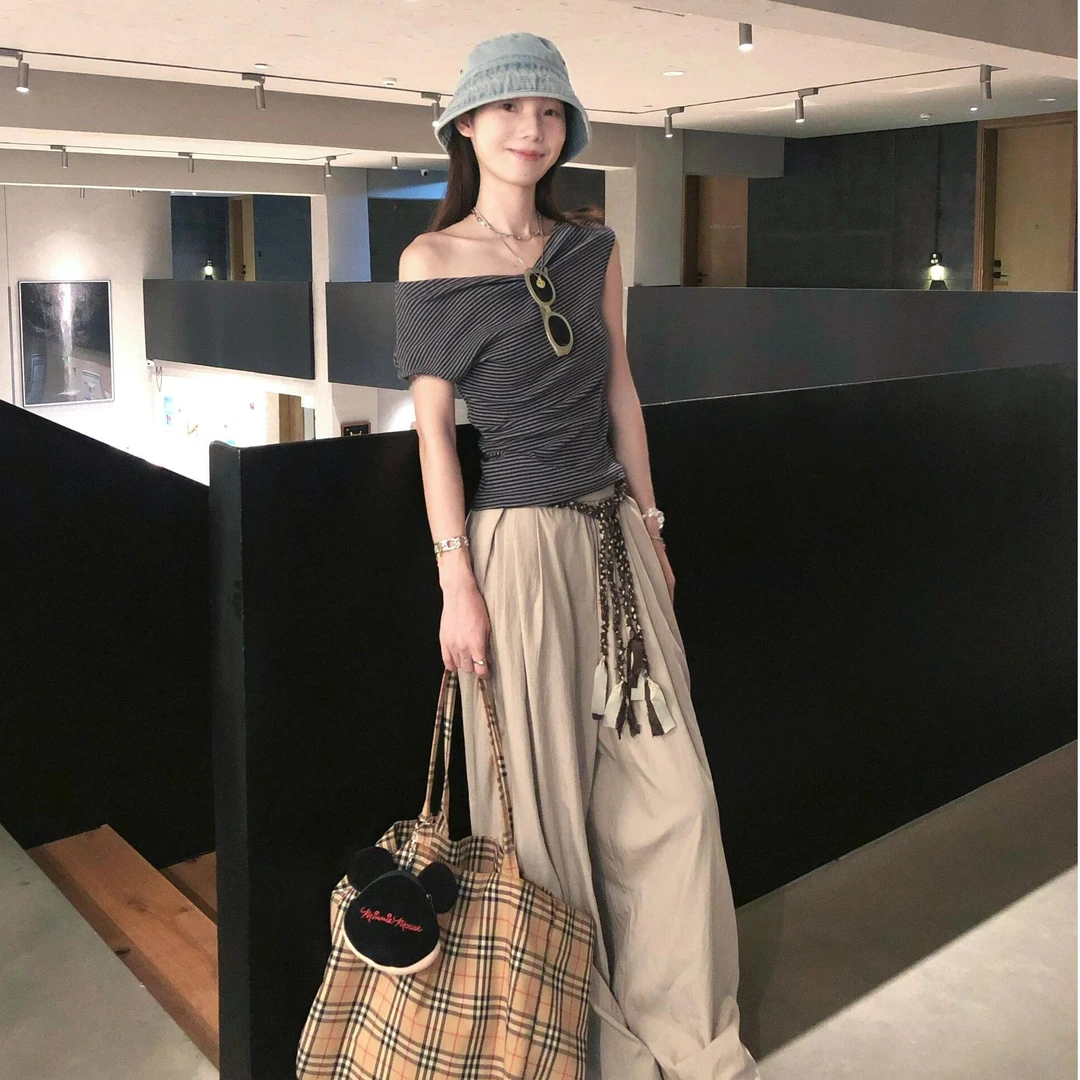 复古撞色条纹短袖T恤女夏季2025新款修身紧身甜辣风斜领露肩上衣