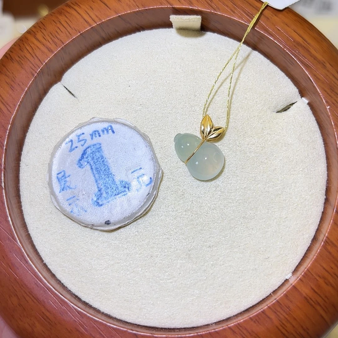 翡翠18K金镶嵌颈饰葫芦