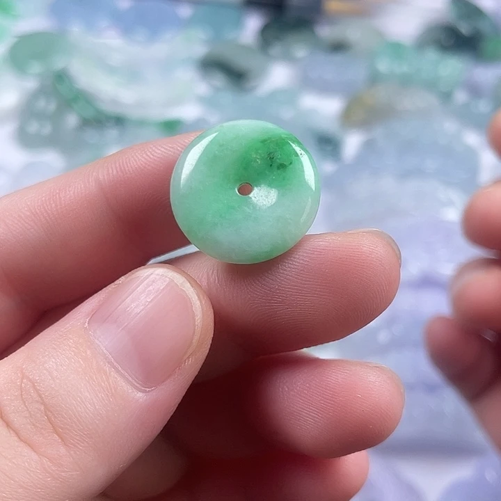 翡翠未镶嵌颈饰平安扣