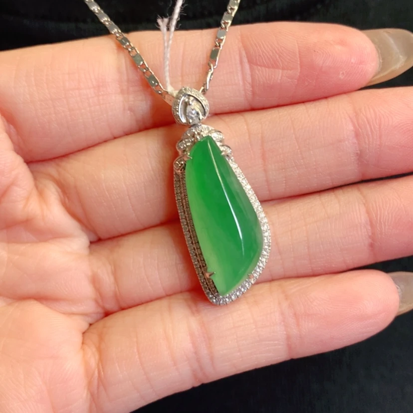 【闪购商品】颈饰18K金镶嵌翡翠随形戒面