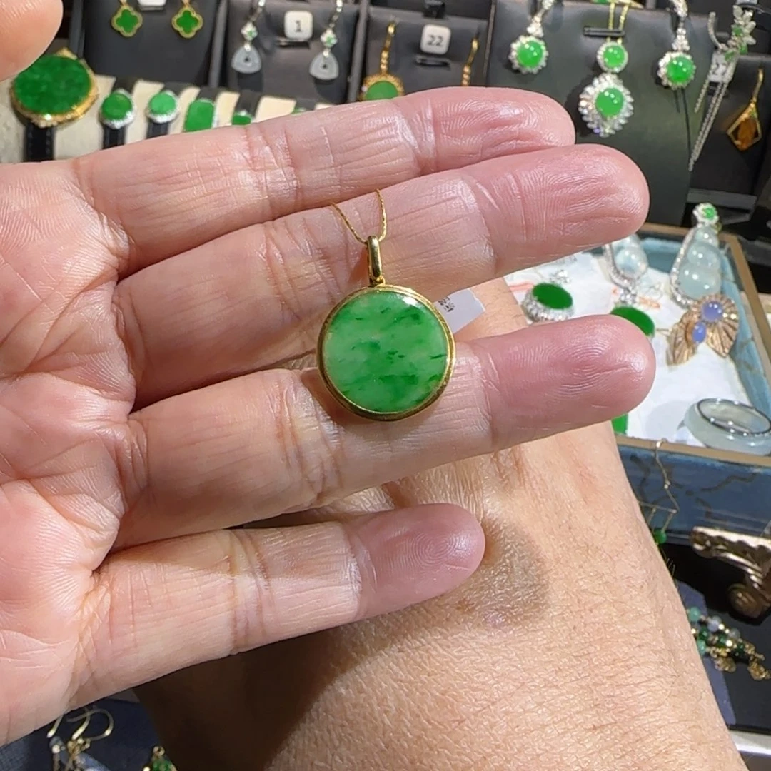 翡翠18K金镶嵌颈饰吊坠