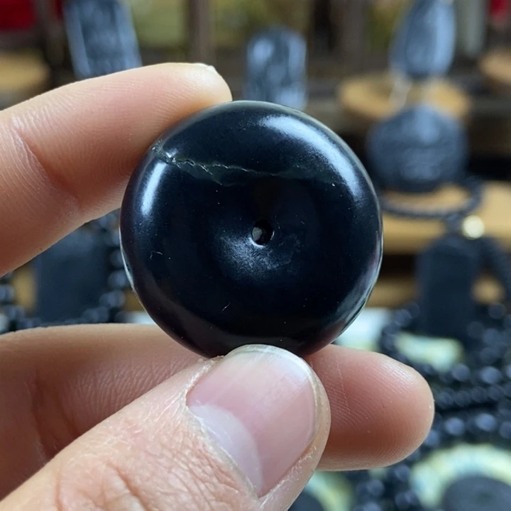 和田玉（墨玉）未镶嵌颈饰平安扣带裂