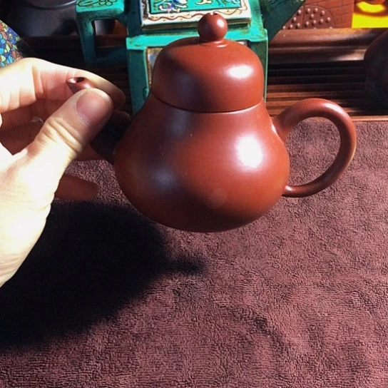 紫砂茶壶原矿泥料手工制作的紫砂壶。