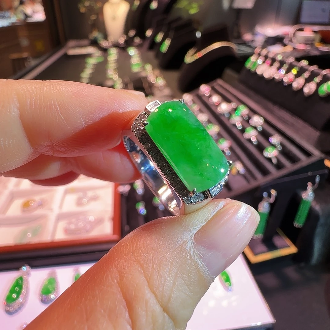 翡翠18K金镶嵌戒指