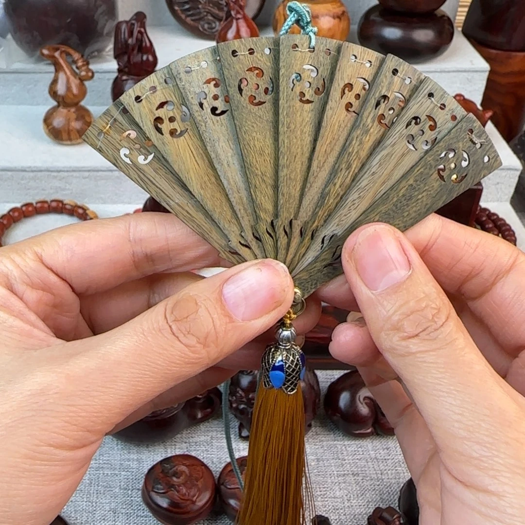木绿檀木雕刻扇子把件