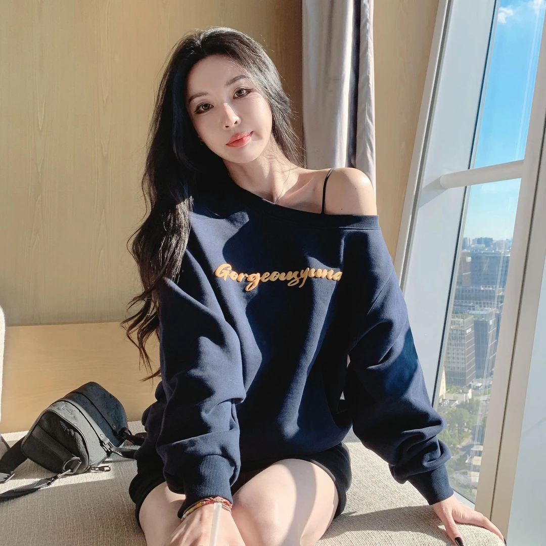 菠萝宝宝yuna【逸蓝绣语】100棉字母斜肩圆领卫衣YH23